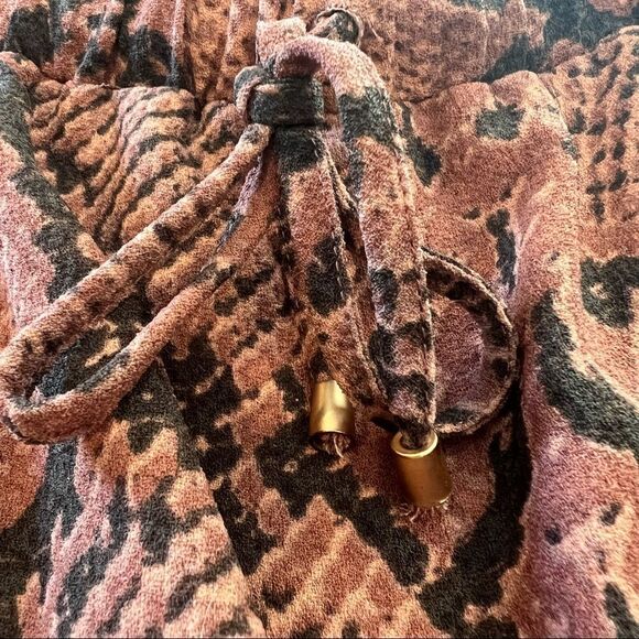 Olivaceous Pink Snake Skin Patterned Off shoulder shorts Romper size small - Picture 8 of 10